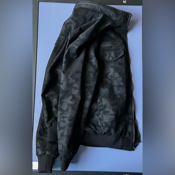 CHOR CLOTHING CO BLACK  CAMO PRINT INSULATED JACKET WITH ZIP-UP MESH HOOD - Picture 4 of 7